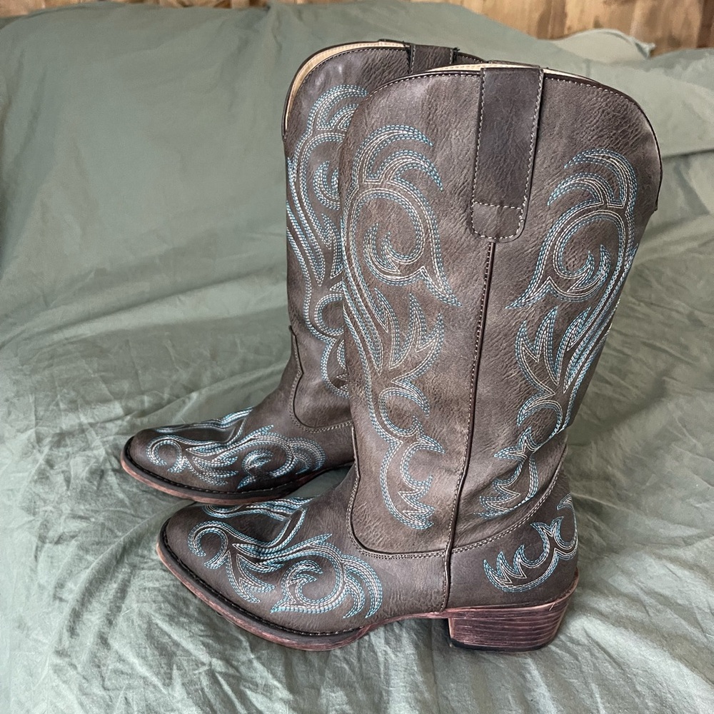 Roper Women's Heeled Boots - Black with Blue Embroidery